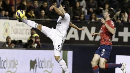 El centrocampista alemán del Real Madrid Sami Khedira (i) lanza el balón