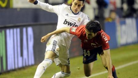 Jose Maria Callejon intenta llevarse el balón ante el jugador de Osasuna Alejandro Arribas