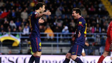 Los jugadores del Barça Cesc Fàbregas y Messi celebran el segundo tanto frente al Málaga