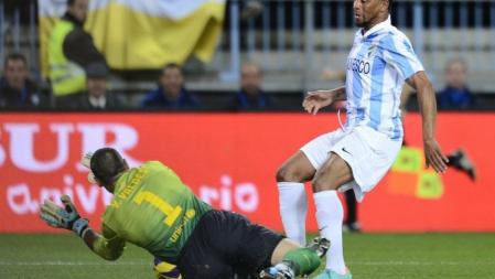 Victor Valdes ataja el balón ante Eliseu