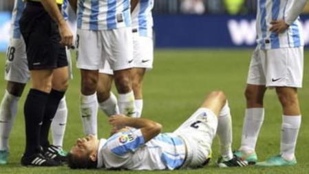 El jugador del Málaga Joaquín se lamenta en el suelo, durante el partido de Liga ante el FC Barcelona