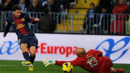 Lionel Messi regatea a Willy Caballero y marca el primer gol