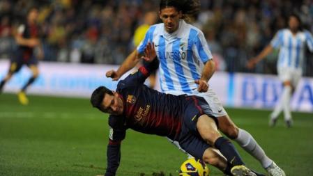 Lionel Messi pugna el balón con su compatriota Martin Demichelis