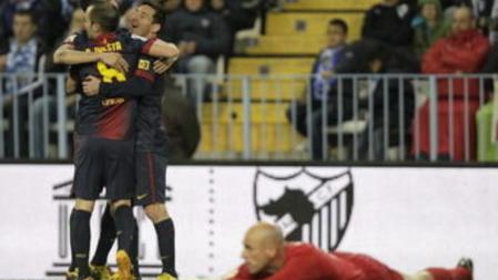 Los jugadores del Barça celebran el segundo gol ante el portero argentino del Málaga Willy Caballero
