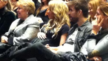 Nidia Ripoll, Shakira y Gerard Piqué, durante la presentación del libro 'Al viento y al azar' de William Mebarak Chadid, el padre de la cantante, el 14 de enero de 2013