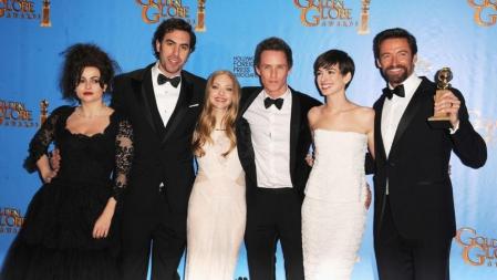 Los actores Helena Bonham Carter, Sacha Baron Cohen, Amanda Seyfried, Eddie Redmayne, AnneHathaway, y Hugh Jackman, en los Globos de Oro