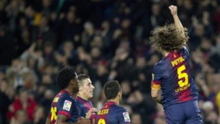 El defensa del Barça Carles Puyol celebra con su compañeros Cristian Tello, Alexandre Song y Alexis Sánchez, el gol marcado frente al Málaga