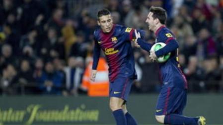 El delantero argentino del Barça Lionel Messi celebra con su compañero Cristian Tello el gol que ha marcado frente al Málaga