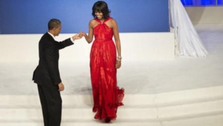 Barack Obama recibe a su mujer, Michelle, en el baile inaugural