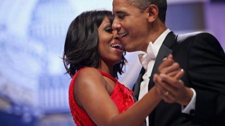 El presidente de EEUU, Barack Obama, y la primera dama, Michelle Obama, bailan durante la fiesta de gala por la celebración de la investidura del presidente en el Centro de Convenciones Walter Washington en Washington.