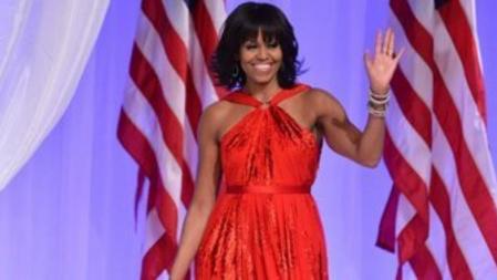 Michelle Obama lució un vestido de gasa y terciopelo de color rubí sin mangas y tirantes cerrados a la altura del pecho de Wu