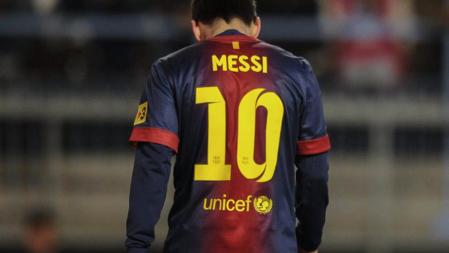 Lionel Messi, andando, se lamenta de una ocasión fallada ante el Málaga