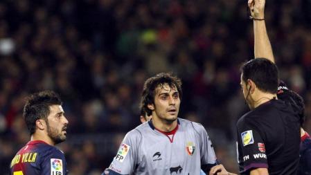 El árbitro del partido F. Teixeira muestra tarjeta roja al defensa del Osasuna Alejandro Arribas