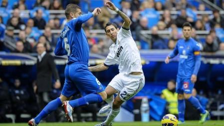 Ángel Di Maria trata de superar la presión de Albert Lopo Garcia