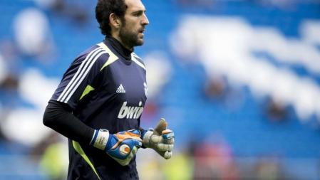 El flamante portero del Real Madrid, Diego López, realiza los ejercicios de calentamiento previos al encuentro ante el Getafe