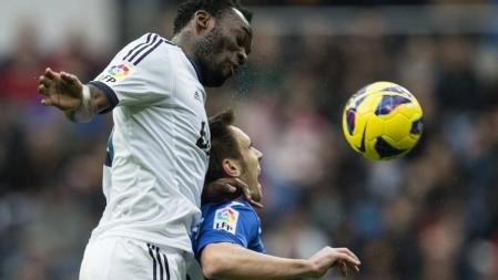 Michael Essien se apoya en Pablo Sarabia para despejar un balón dividido