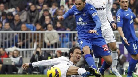 El centrocampista portugués del Real Madrid, Ricardo Carvalho (i), llega tarde a controlar un bvalón y golpea a Pablo Sarabia