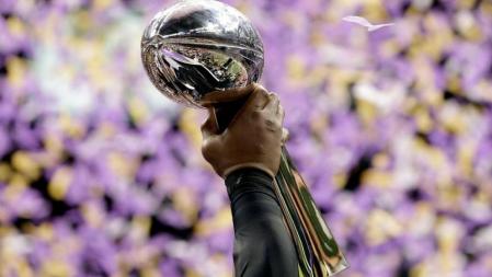 Ray Lewis de los Baltimore Ravens sostiene el trofeo tras ganar la Super Bowl