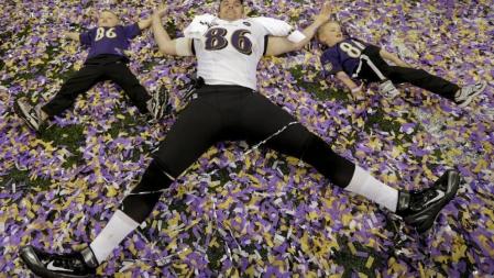 Billy Bajema de los Ravens se 'baña' en confetti tras ganar la Super Bowl