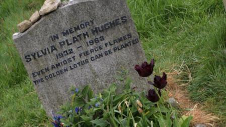Tumba de la poetisa Sylvia Plath en St Thomas a Beckett en el cementerio de Heptonstall, West Yorkshire.