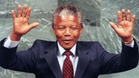 Mandela, como presidente del Congreso Nacional Sudafricano, responde a la aclamación de los asistentes en las Naciones Unidas, el 22 de junio de 1990, cuatro meses después de salir de prisión.