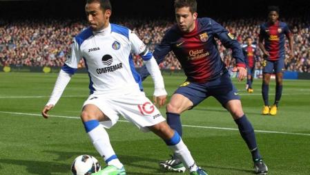 Diego Castro trata de superar la presión de Jordi Alba