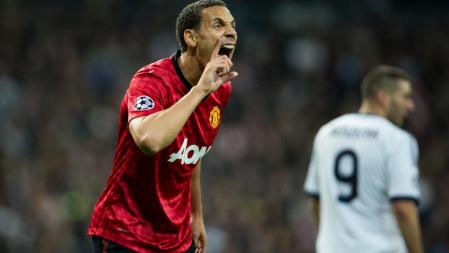Rio Ferdinand riñe a sus compañeros durante la ida de los octavos de final de la Champions League