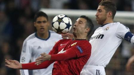 Sergio Ramos Robin Van Persie luchan por el balón