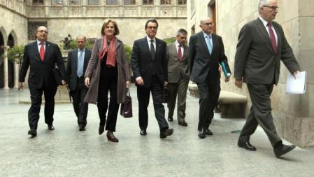 Los representantes de los organismos de control institucional en Catalunya: el Síndic de Cuentas, Jaume Amat; el Fiscal superior, Martín Rodríguez Sol; la presidenta del Parlament, Núria de Gispert; el presidente de la Generalitat, Artur Mas; el director de la Oficina Antifraude, Daniel de Alfonso; el presidente del Tribunal Superior de Justicia, Miguel Angel Gimeno, y el Síndic de Greuges, Rafael Ribó, a su llegada hoy al Palau de la Generalitat para asistir a la segunda reunión contra la corrupción.