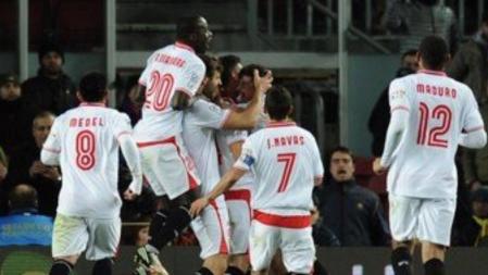 Los jugadores del Sevilla celebran el tanto conseguido por Botía ante el Barça