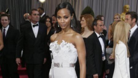 La actriz Zoe Saldana a su llegada a la alfombra roja de los Oscar 2013 con un vestido de Alexis Mabille