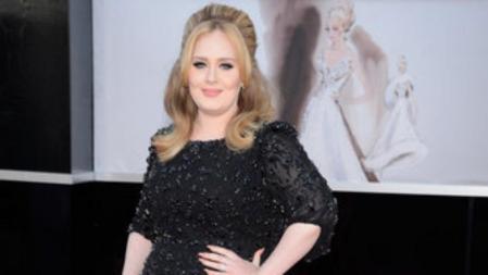 La cantante Adele, de Burberry, a su llegada a los Oscar 2013