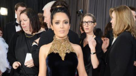 Salma Hayek con un diseño de Alexander McQueen a su llegada a la alfombra roja de los Oscar 2013