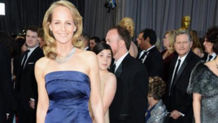 La actriz Helen Hunt puso el punto 'low cost' a la alfombra roja de los Oscar 2013 con un vestido de H&M