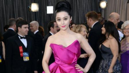 La actriz Fan Bingbing llega a los Oscar 2013 con un diseño muy poco acertado. Fue una de las peor vestidas de la alfombra roja