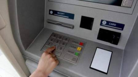 El desconocido retiro rápidamente el dinero de su cuenta cuando lo recibió