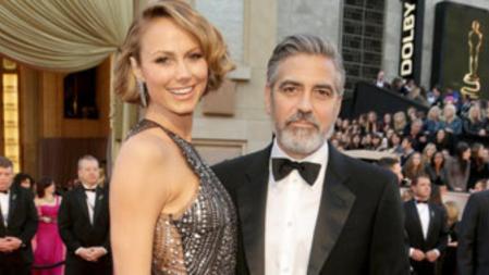 Stacy Keibler y George Clooney a su llegada a la alfombra roja de los Oscar 2013