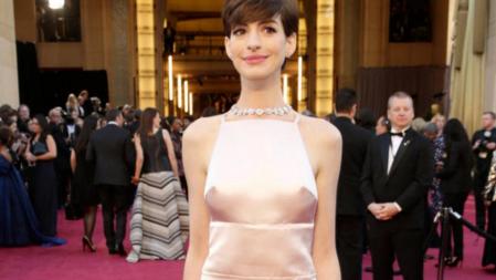 La nominada Anne Hathaway con un vestido de Prada a su llegada a la alfombra roja de los Oscar 2013