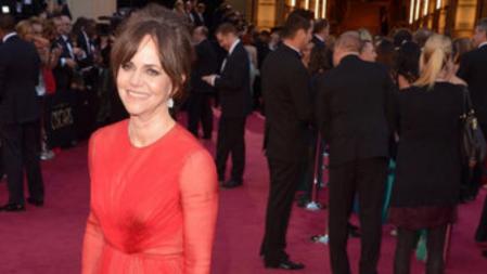 La nominada Sally Field a su llegada a la alfombra roja de los Oscar 2013 con un vestido de Valentino