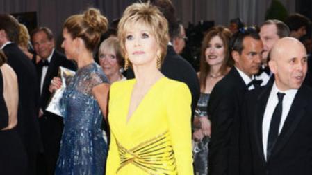Jane Fonda a su llegada a la alfombra roja de los Oscar con un vestido de Versace
