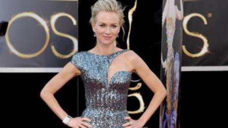 La actriz Naomi Watts espectacular a su llegada a la alfombra roja de los Oscar 2013 con un diseño de Armani Privé