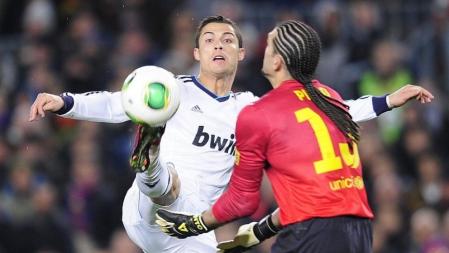 Pinto intenta atrapar el balón