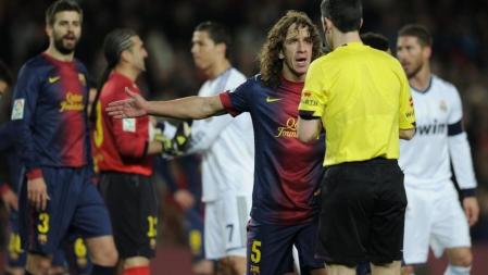Puyol protesta al árbitro