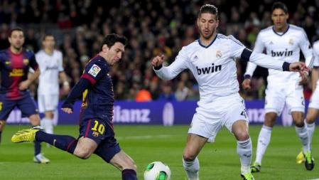 Lionel Messi consigue la primera ocasión de gol en el partido semifinal de la Copa del Rey en el Camp Nou, el 26 de febrero de 2013
