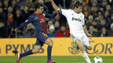 El defensa portugués Coentrão controla el balón ante Pedro Rodríguez