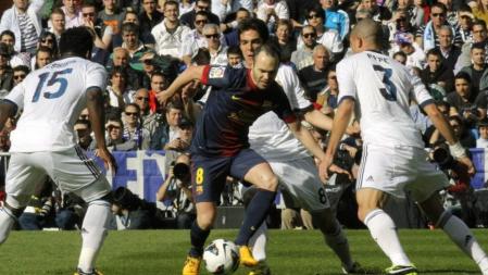 Iniesta rodeado de contrarios