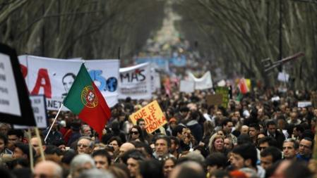 Miles de personas llenan la avenida Liberdade de Lisboa.