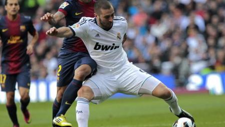 Alves intenta arrebatarle el esférico a Benzema
