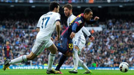 Adriano Correia es derribado por Sergio Ramos dentro del área del Real Madrid durante el clásico de Liga en el Santiago Bernabeu