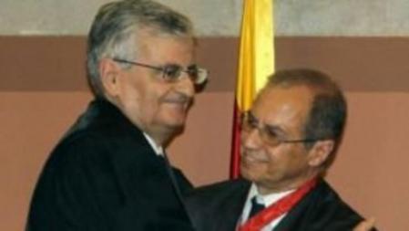 El fiscal general del Estado, Eduardo Torres Dulce, felicita a Rodríguez Sol en su toma de posesión.